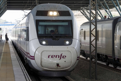 Un tren AVE en la estación Rosa de Lima de Burgos. T. ALONSO