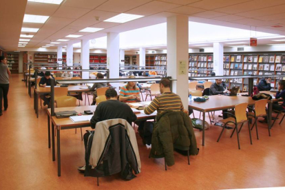 Estudiantes en la sala de estudio de la Facultad de Humanidades de la Universidad de Burgos.-ISRAEL L. MURILLO