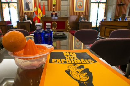 Acción reivindicativa de las trabajadoras sociales de Burgos en el último pleno del Ayuntamiento. TOMÁS ALONSO