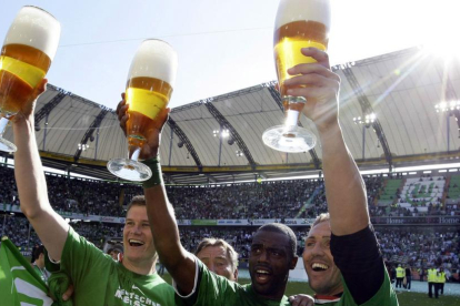 Jugadores del VfL Wolfsburg alemán celebran su triunfo en la liga de fútbol alemana con cervezas, en mayo del 2009-REUTERS / THOMAS BOHLEN