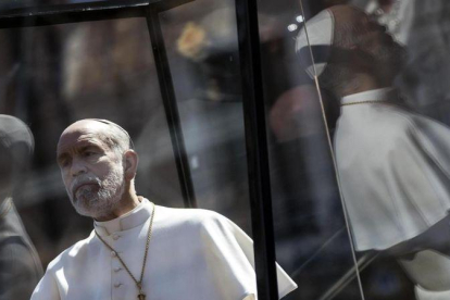 John Malkovich en el rodaje de The new Pope. 2019.-ANGELO CARCONI (EFE)