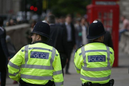 Dos policías británicos en el centro de Londres, en una imagen de archivo, el 23 de mayo.-AFP / DANIEL LEAL-OLIVAS