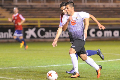 Manzano conduce un balón en un partido de la Copa Federación-Israel L. Murillo