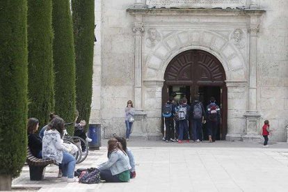 Un grupo de jóvenes a las puertas del instituto López de Mendoza. R. G. O.