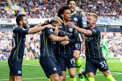 Los jugadores del Manchester City celebran el gol de Agüero.-EFE / PETER POWELL