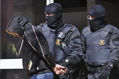 Los Mossos sacan de su casa a Antonio Sáez, el líder de la célula desarticulada, el 8 de abril del 2015.-DANNY CAMINAL
