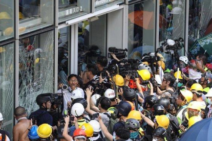 Varios activistas se congregan ante el Consejo Legislativo en Hong Kong.-EFE / JEROME FAVRE