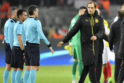 Thomas Tuchel, entrenador del Dortmund, abandona el campo tras la derrota contra el Mónaco.-AP / MARTIN MEISSNER