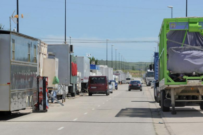 Imagen de las caravanas de los feriantes ubicadas en la calle La Obispa abierta al tráfico rodado.