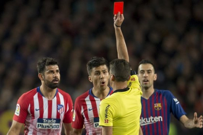 El árbitro Gil Manzano muestra la tarjeta roja a Diego Costa por insultar a su madre.-JORDI COTRINA