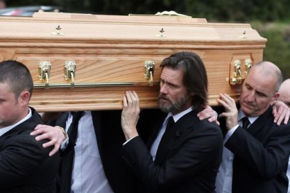 Jim Carrey (con barba), portando el féretro de su exnovia.-AP / NIALL CARSON