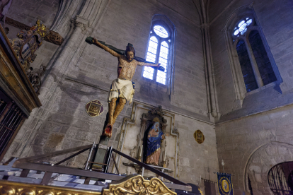 La imagen del Cristo de Burgos que procesionará, por fin, ergido gracias al sistema de la nueva cruz que afianza el proceso. Al fondo la imagen de Nuestra Señora de los Dolores. SANTI OTERO
