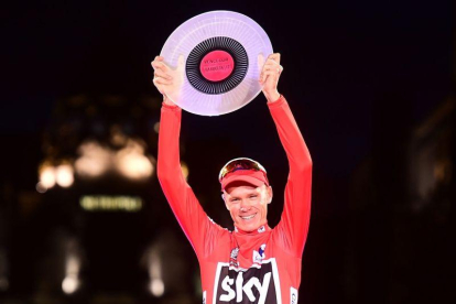 Chris Froome posa con el trofeo de ganador de la Vuelta 2017, el pasado septiembre en Madrid.-JOSE JORDAN (AFP)