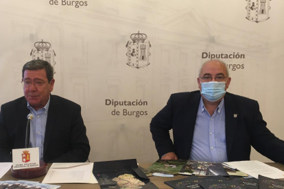 El presidente de la Diputación, César Rico, junto a Jesús María Sendino, en la presentación de 'Burgos de leyenda' y el folleto del Canal de Castilla. / RAÚL G. OCHOA