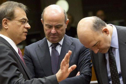 Guindos (centro) conversa con el ministro Griego de Finanzas, Gikas Hardouvelis (izquierda), y el Comisario europeo de Asuntos Económicos y Monetarios, Pierre Moscovici, antes del comienzo de la reunión de ministros de Finanzas de la Unión Europea en Brus-Foto: AP / VIRGINIA MAYO