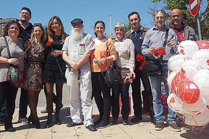 La secretaria provincial del PSOE, Esther Peña (centro), ayer, en Miranda de Ebro, junto a varios cargos y afiliados del partido en la ciudad.-ECB