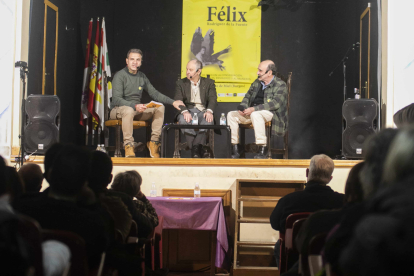 Araúzo de Miel rindió ayer homenaje al naturalista burgalés Félix Rodríguez de la Fuente, con una charla sobre su legado, de la mano de personas que trabajaron con él o conocen su obra al detalle. ICAL