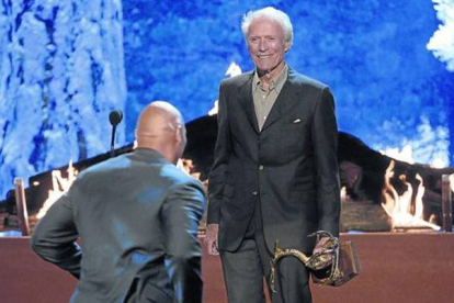 Clint Eastwood se dispone a entregar un premio Guys Choice a Dwayne 'La Roca' Johnson en la gala celebrada en Culver City (California).-Foto:   AP / PHIL MCCARTEN