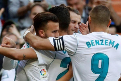 Garteh Bale es felicitado por todos sus compañeros tras marcar el primer gol del Real Madrid ante el Leganés.-EFE / CHEMA MOYA