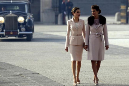 La reina Letizia y la primera dama argentina, Juliana Awada, en el patio de armas del Palacio Real, Madrid.-Sergio Barrenechea