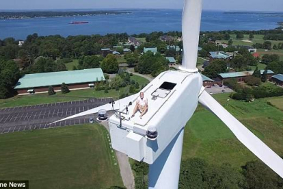 Un dron graba a un hombre echandose una siesta al sol en lo más alto de un molino eólico, a más de 50 metros del suelo.-Foto: KEVIN MILLER/ DEADLINE NEWS