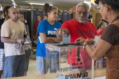 Gente votando en Noumea, en Nueva Caledonia, este domingo.-EL PERIÓDICO