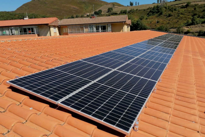 Con la instalación de placas solares, se busca incorporar la energía generada por ellas a la red del colegio. ECB
