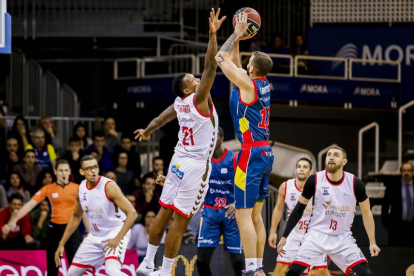 Thompson puntea un tiro de un jugador de Andorra-ACB PHOTO/Albert Martín
