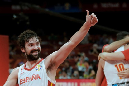 El base de la selección española Sergio Llull celebra la victoria ante Australia por 95-88, después de dos prórrogas, en la primera semifinal del Mundial de Baloncesto de China 2019.-EFE