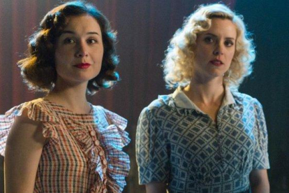 Nadia de Santiago y Maggie Civantos, en ’Las chicas del cable’.-NETFLIX