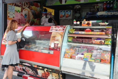 Los venezolanos reanudan sus actividades comerciales luego del fallo electrico.-EFE