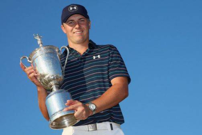 El golfista estadounidense Jordan Spieth, con el trofeo que lo acredita como ganador del Abierto de EEUU.-Foto: AFP / EZRA SHAW