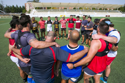 Los jugadores del Recoletas Burgos Universidad de Burgos hacen piña tras un entrenamiento. TOMÁS ALONSO