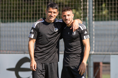 Saúl Berjón y Ernesto Gómez en el entrenamiento matutino previo al derbi contra el Valladolid. BURGOS CF