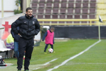 Fernando Estévez sigue con atención un encuentro liguero en El Plantío.-SANTI OTERO