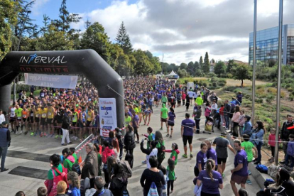 Los atletas invadieron el Paseo Sierra de Atapuerca. En la imagen, el momento previo a la salida de la IV edición de la Smurfit Kappa Run-Israel L. Murillo