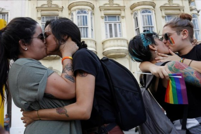 <em>Besada de las activistas LGTBI en respuesta a la represión policial en La Habana (Cuba)
