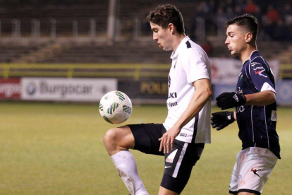 Álvaro Montero controla el balón en el choque ante el Boiro.-SANTI OTERO