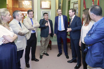 Pérez Mateos y Javier Lacalle junto con sus respectivos equipos ayer en el Ayuntamiento.-RAÚL OCHOA