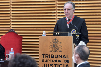 Acto de imposición de la Cruz Distinguida de 1ª Clase de la Orden de San Raimundo de Peñafort al presidente de la Audiencia Provincial de Burgos, Mauricio Muñoz. ICAL