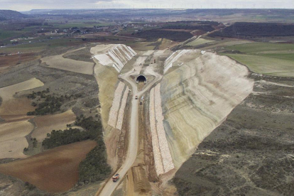 Imagen de las obras en el túnel de las Calbezadas, en Estépar.-ISRAEL L. MURILLO