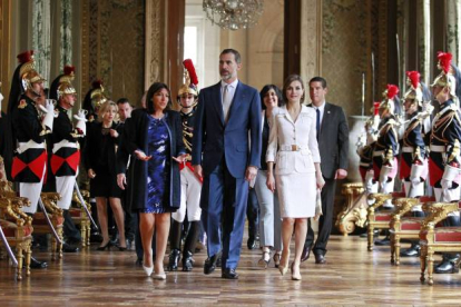 Los reyes de España, Felipe VI (c) y Letizia (d), son acompañados por la alcaldesa de París, Anne Hidalgo (i), durante su visita al ayuntamiento de París.-Foto: EFE