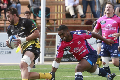 Guido se prepara para anotar el primer ensayo de los burgaleses, ayer, en San Amaro.-RAÚL OCHOA