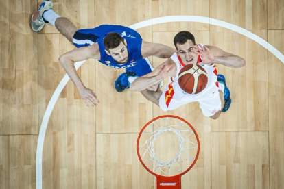 Salvó gana el rebote en el encuentro entre España e Israel. FIBA