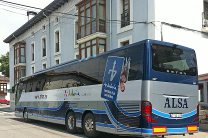 El autobús que comunica la comarca menesa, en su parada de Villasana de Mena.-ECB