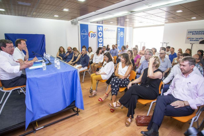 A la izquierda,César Rico y Borja Suárez junto a los miembtos de la junta directiva provincial.-SANTI OTERO