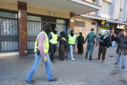 Operación antiyihadista de la Guardia Civil en Cornellà, el pasado noviembre.-DANNY CAMINAL