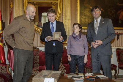 Rafa Saiz, Javier Lacalle, Milagros Moratinos y Fernando Gómez visualizan el material donado en Alcaldía.-Santi Otero