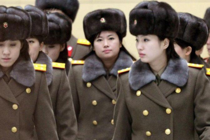 El grupo musical norcoreano Moranbong a su llegada al aeropuerto de Pekín en el 2015.-KYODO