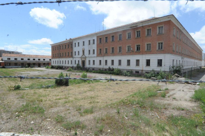 Terrenos del antiguo cuartel de Artillería entre las calles Severo Ochoa y Santa Bárbara.-ISRAEL L. MURILLO